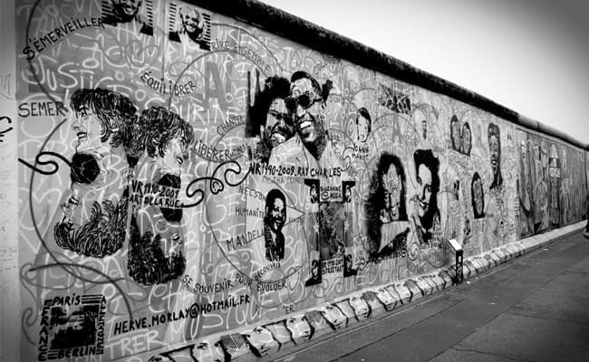 28 YEARS: 1961 to November 1989 (+/- 1) - history illustration